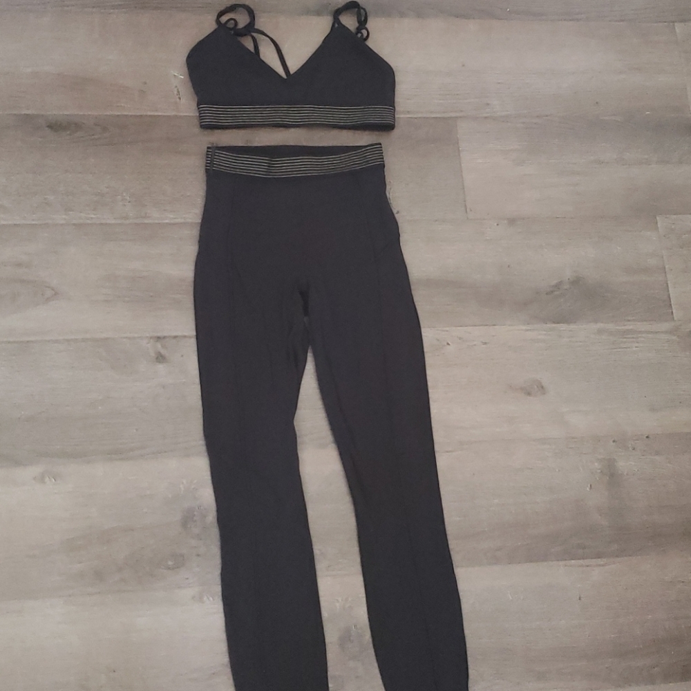 Lululemon size 2 leggings bra size 4 like new